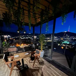 Otel Livin, Tiflis